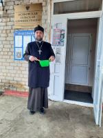 Иерей Алексий Жиляев окропил Крещенской водой здание сельской администрации