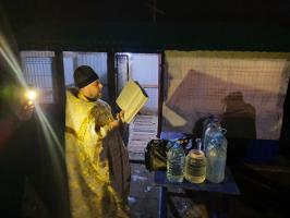Иерей Алексий Жиляев совершил чин Великого освящения воды на источнике в с. Новобелая